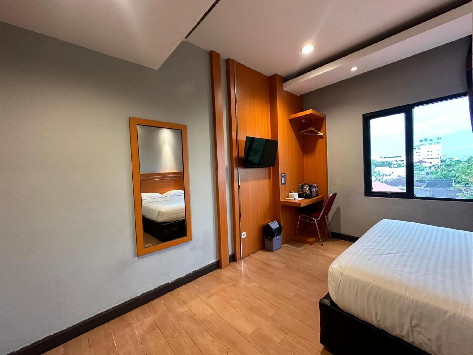 My Home Hotel Pontianak Zewnętrze zdjęcie